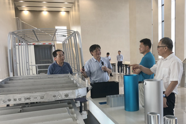 自治區(qū)政府參事潘峰赴中小擔保意向合作企業(yè)客戶——南南鋁業(yè)調(diào)研